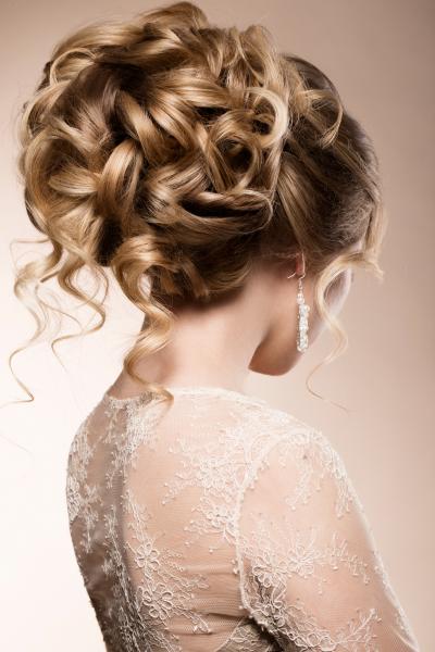 beautiful-bride-with-fashion-wedding-hairstyle-on-pr2q8h7.jpg