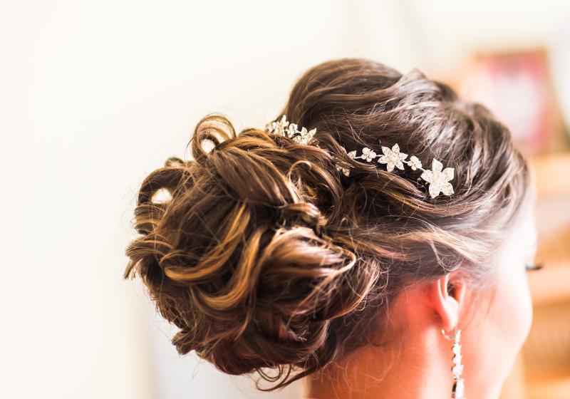 beautiful-bride-with-fashion-wedding-hairstyle-pupravl.jpg