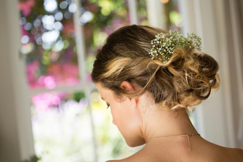 close-up-of-bride-hair-with-flowers-zmgnv99.jpg