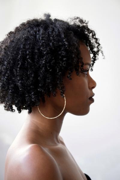 portrait-side-view-woman-curls-curly-hair-afro-black-woman-dark-skin-side-profile-hoop-earrings-t20-glxkwz.jpg