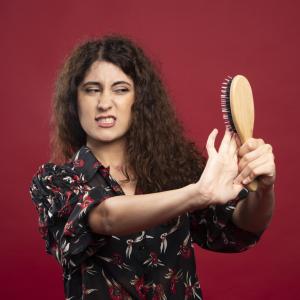 Pourquoi et comment nettoyer sa brosse à cheveux