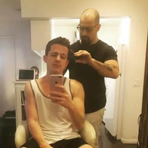 Cheveux courts Charlie Puth