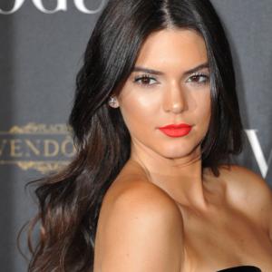 Coiffure wavy Kendall Jenner