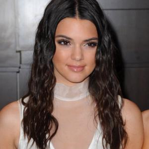 Coiffure wavy Kendall Jenner
