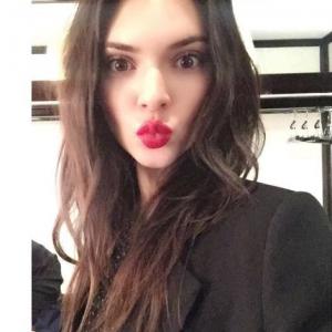 Coiffure wavy Kendall Jenner