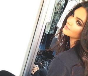 Coiffure wavy Kendall Jenner