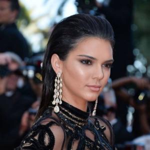 Coiffure effet mouillé pour cet été 2017