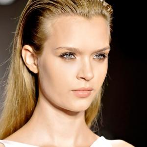 Coiffure effet mouillé pour cet été 2017