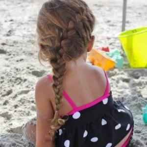 Cheveux petites filles à la plage