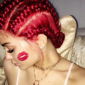 Coloration rouge Kylie Jenner