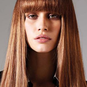 Coupe cheveux frange droite