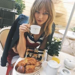 Coupe de cheveux frange Karlie Kloss