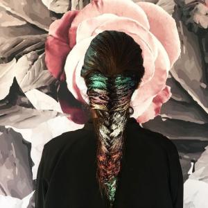 Coiffure à paillettes pour Noël