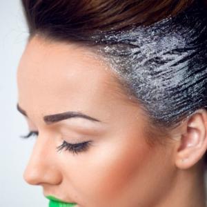 Coiffure à paillettes pour Noël