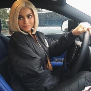 Nouvelle coiffure carré blond platine de Kylie Jenner