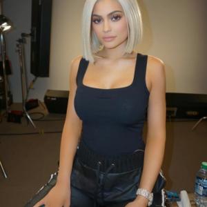 Nouvelle coiffure carré blond platine de Kylie Jenner