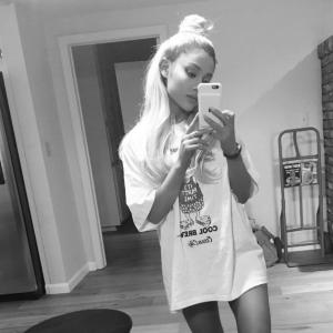Coloration blond platine Ariana Grande