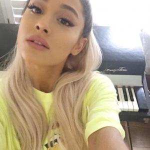 Coloration blond platine Ariana Grande