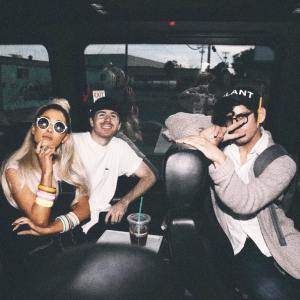 Coloration blond platine Ariana Grande