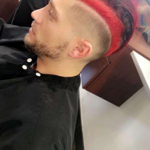 Paga se colore les cheveux en rouge