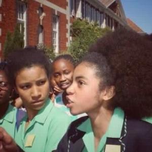 Coiffer les coupes afros