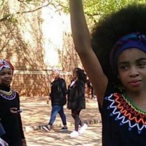 Coiffer les coupes afros