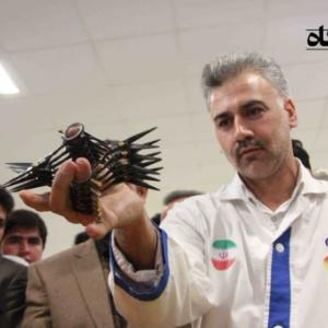 record coupe de cheveux avec 11 ciseaux dans chaque main