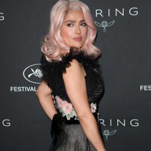 Salma Hayek et les cheveux roses au Festival de Cannes