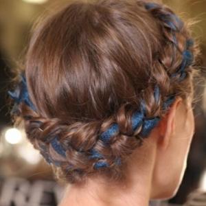 Coiffure tresses avec un tissu
