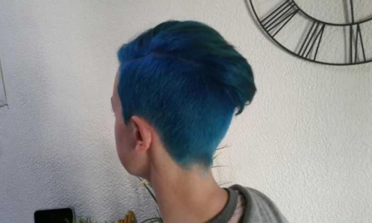 Une collégienne refoulée de son collège à cause de la couleur de ses cheveux