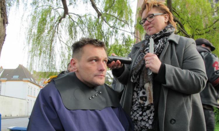 Coiffeuse pour sans-abris