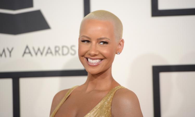 amber rose a les cheveux longs