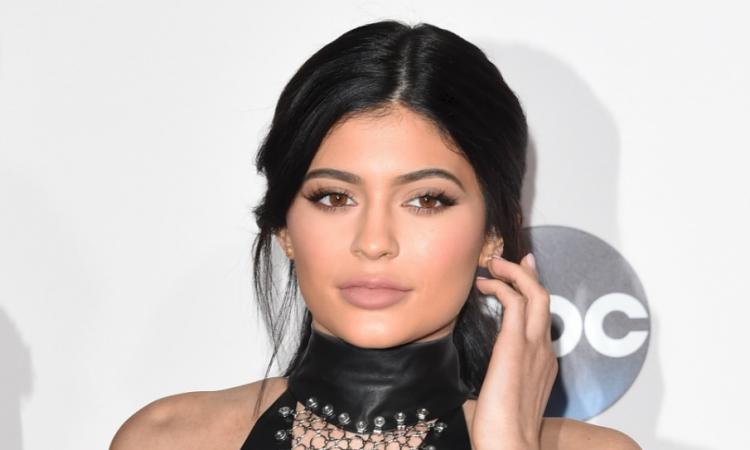 couleur cheveux rouge kylie jenner