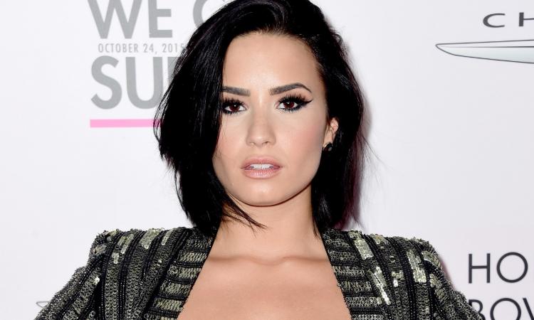 nouvelle coiffure et couleur de cheveux demi lovato