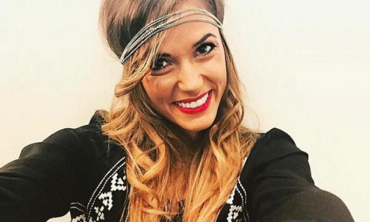 nouvelle coiffure capucine anav cheveux rouges