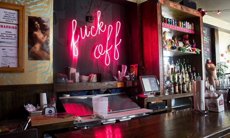 enlever son man bun pour un verre d'alcool