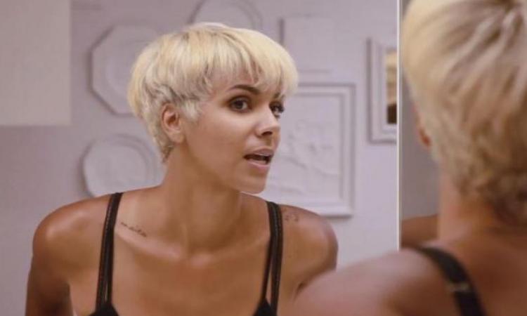 coupe de cheveux et coloration grise shym