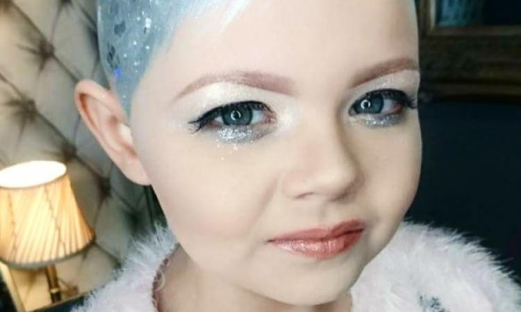 fillette malade avec la meme coiffure que cara delevingne