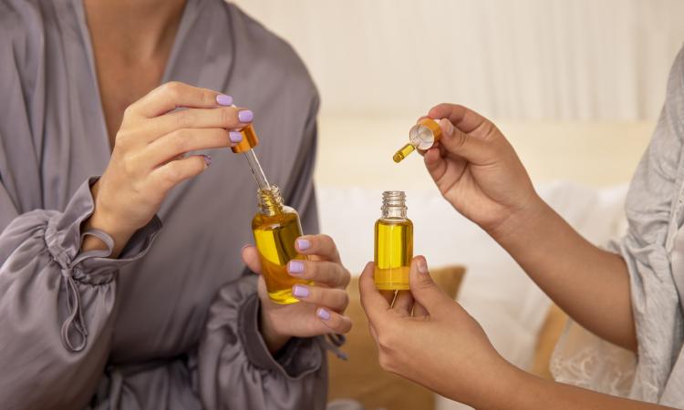 L'importance des huiles essentielles dans les soins capillaires.