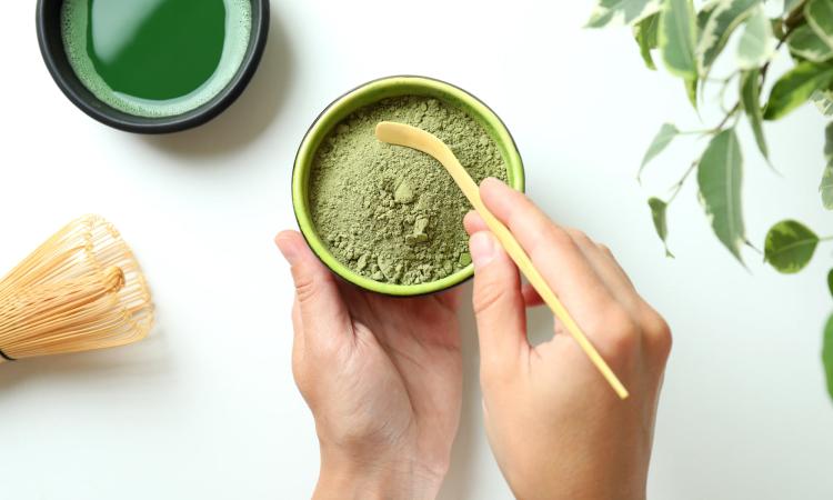 Une lotion tonique à base de thé vert pour votre visage
