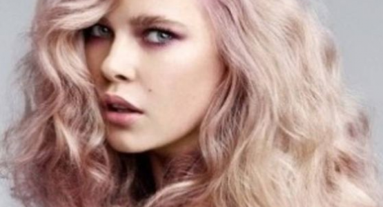 Cheveux blond et nuances de rose