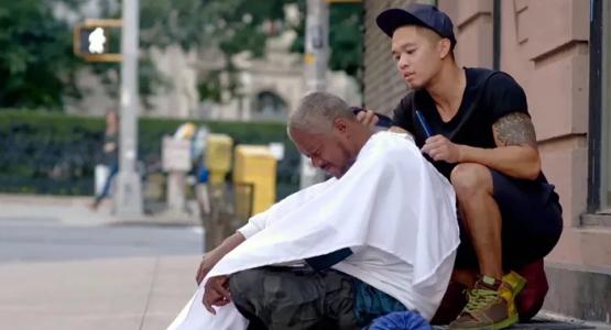 coiffeur New Yorkais pour les sans-abris