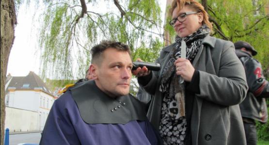 Coiffeuse pour sans-abris