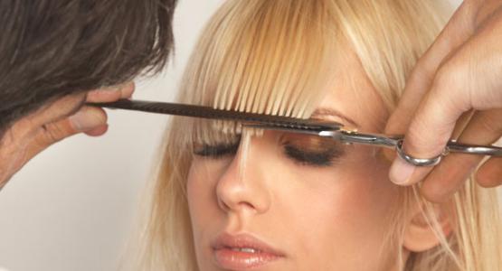 Coiffure frange droite