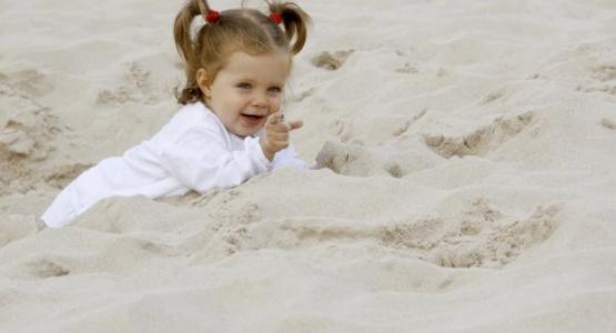 coiffures petites filles à la plage