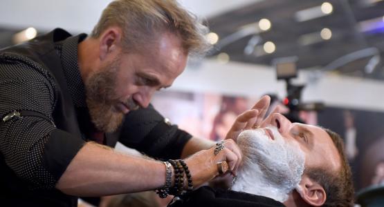 emmanuel macron salon de la coiffure paris