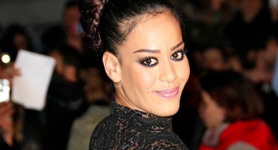 amel bent teste un tuto coiffure