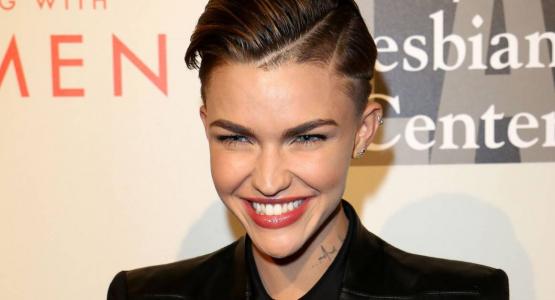 ruby rose chez le barbier pour sa coiffure