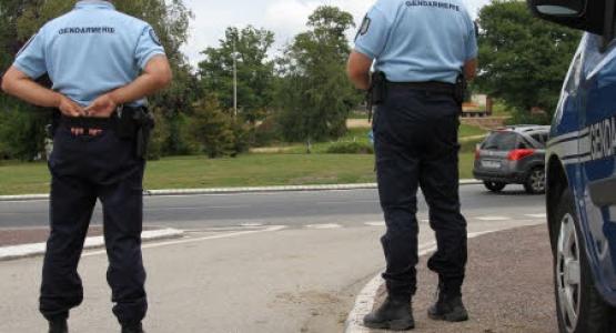Conduire en se rasant les cheveux
