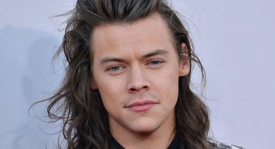 harry styles avec les cheveux plus longs
